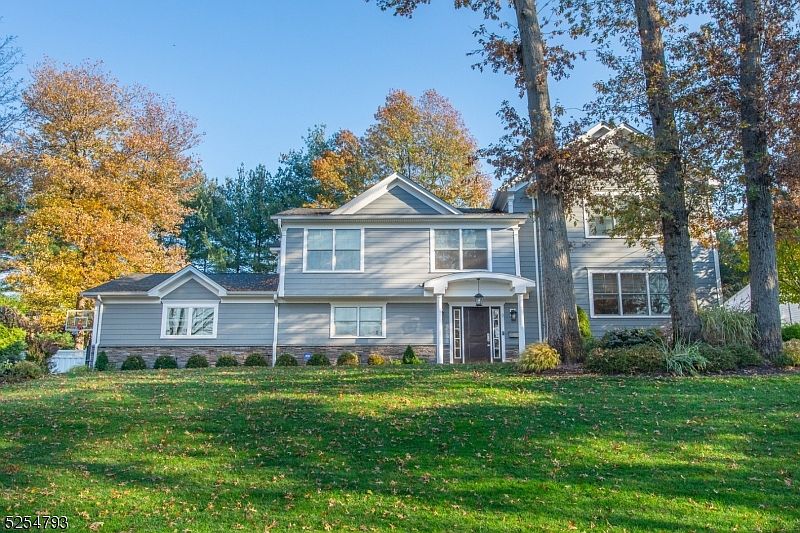 1st image of 9 Tarlton Dr