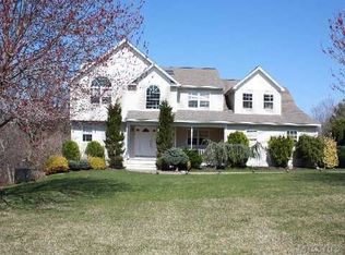 32 Lonni Ln, Smithtown, NY 11787