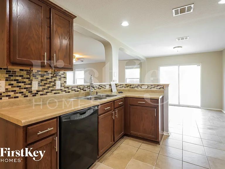 1811 Buescher Path — Photo 5