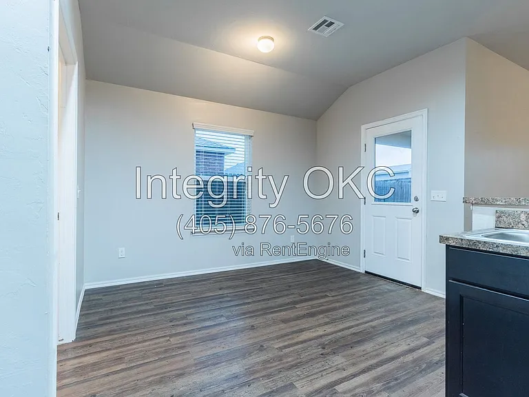 13233 Bridgewater Dr — Photo 16