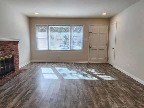 Living Room/Entrance