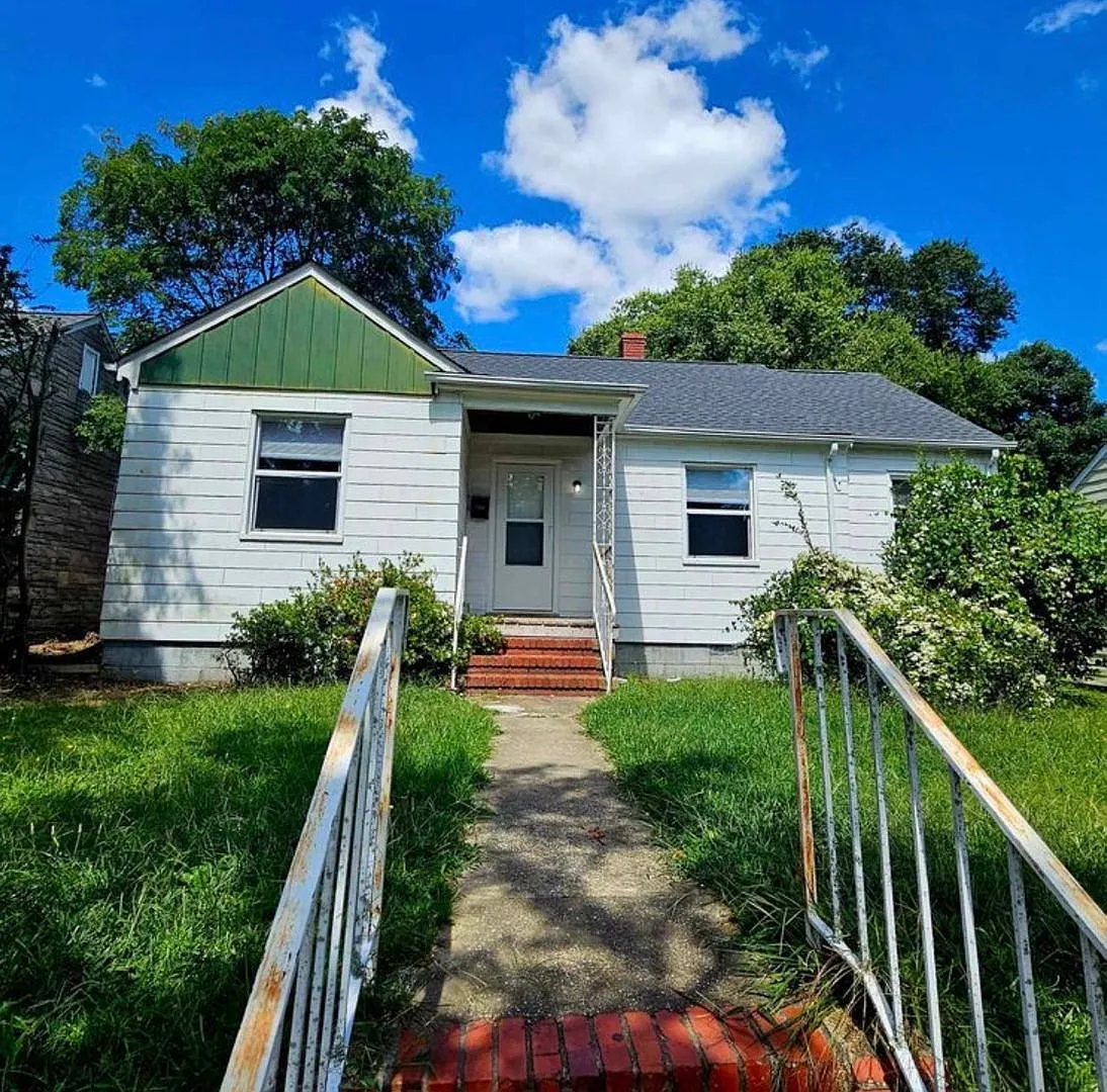 3 bed house in Fulton Hill! Enjoy the beautiful neighborhood, central hvac, laundry, yard! — Photo 1