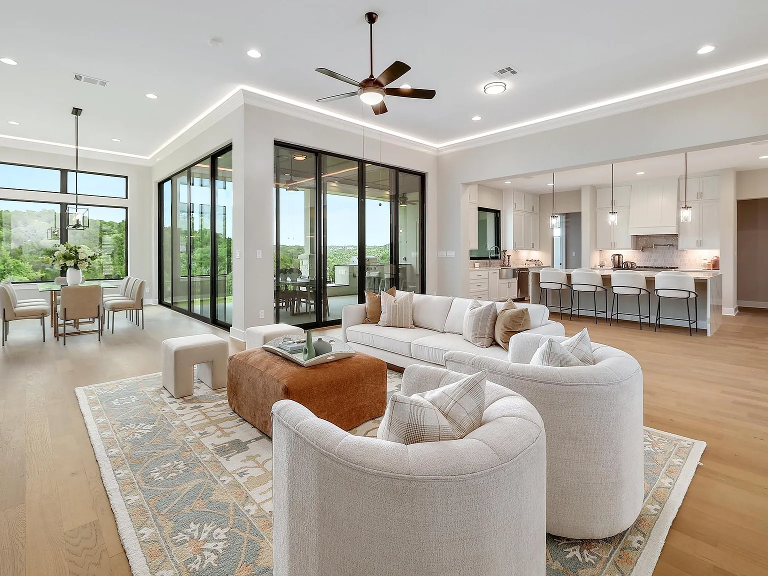 5 bed, 5.5 bath, 4139 sqft, $6,995 — Photo 4