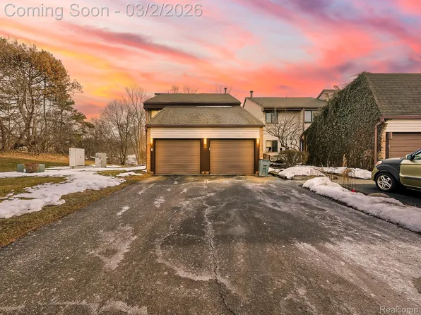 4411 Laurel Club Cir, West Bloomfield, MI 48323