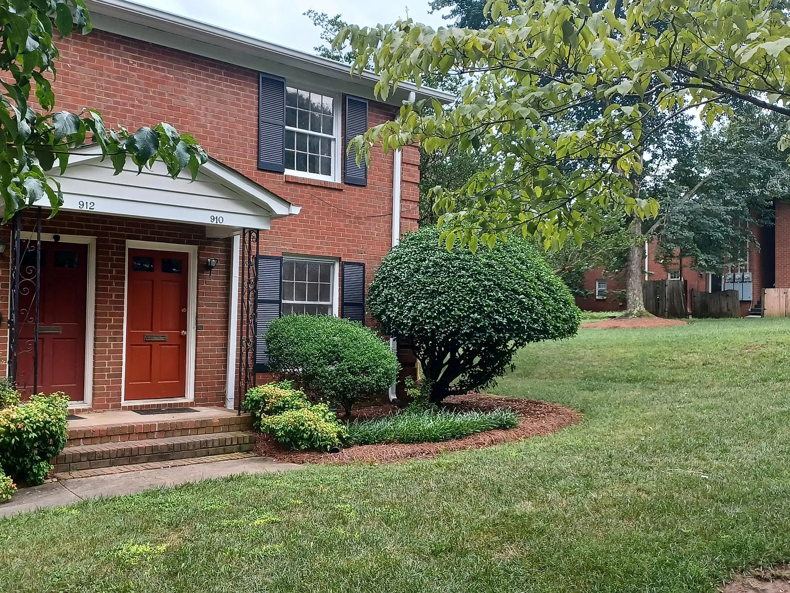 2 bed, 816 sqft, $1,575 — Photo 2