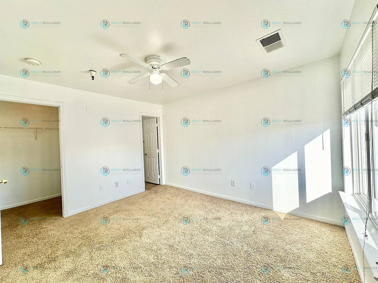 Come see this unique apartment that has 4 bedroom & 4 bathrooms!! It is less than 2 miles from UN... — Photo 2