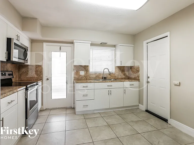 2720 SW 18th St — Photo 7