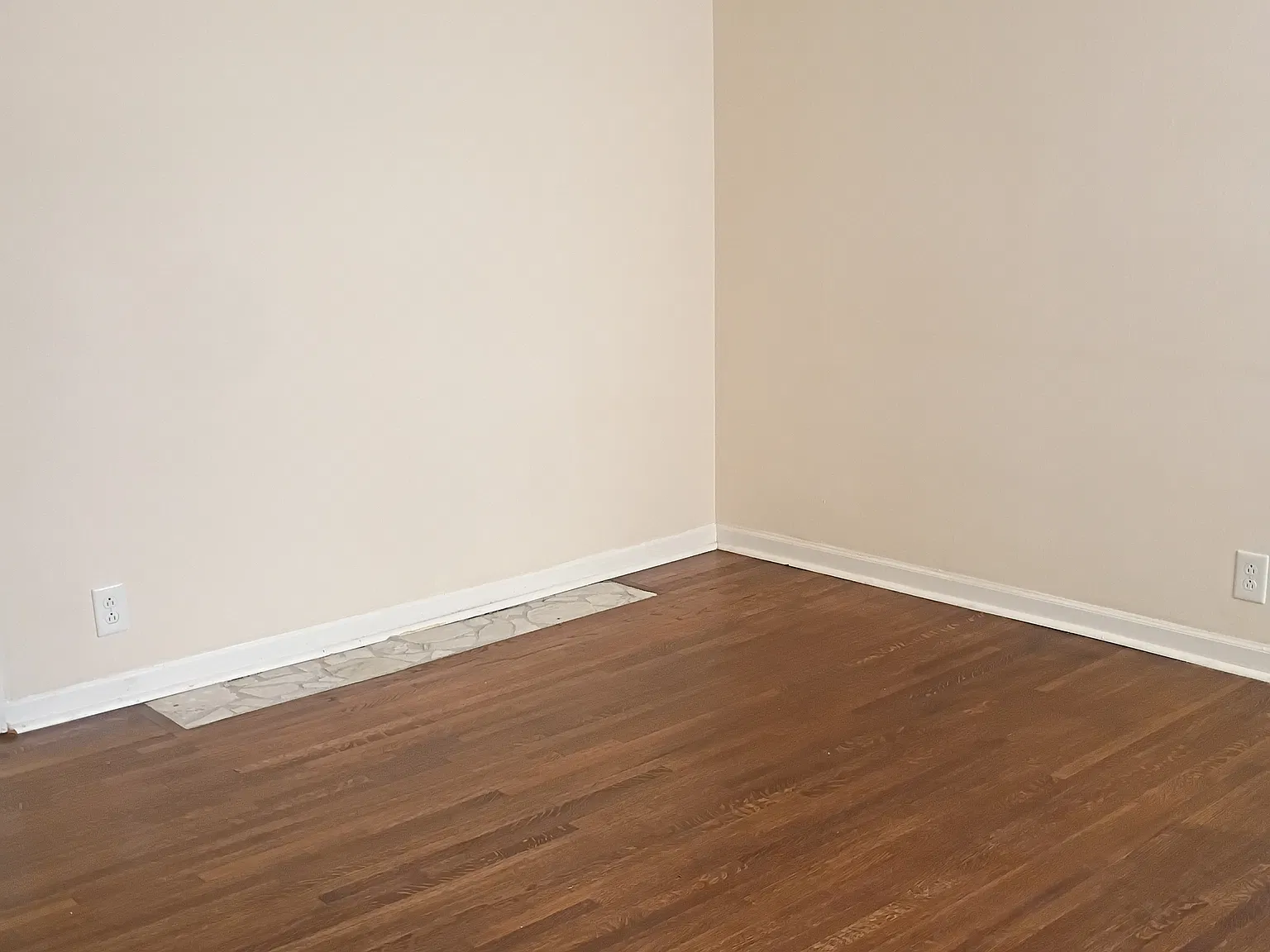 3 bed, 928 sqft, $1,045 — Photo 3