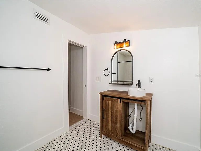 6704 N Taliaferro Ave — Photo 18
