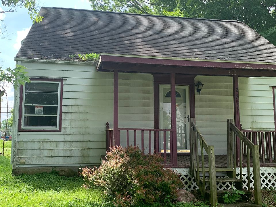 2nd image of 2215 S Pershing Dr