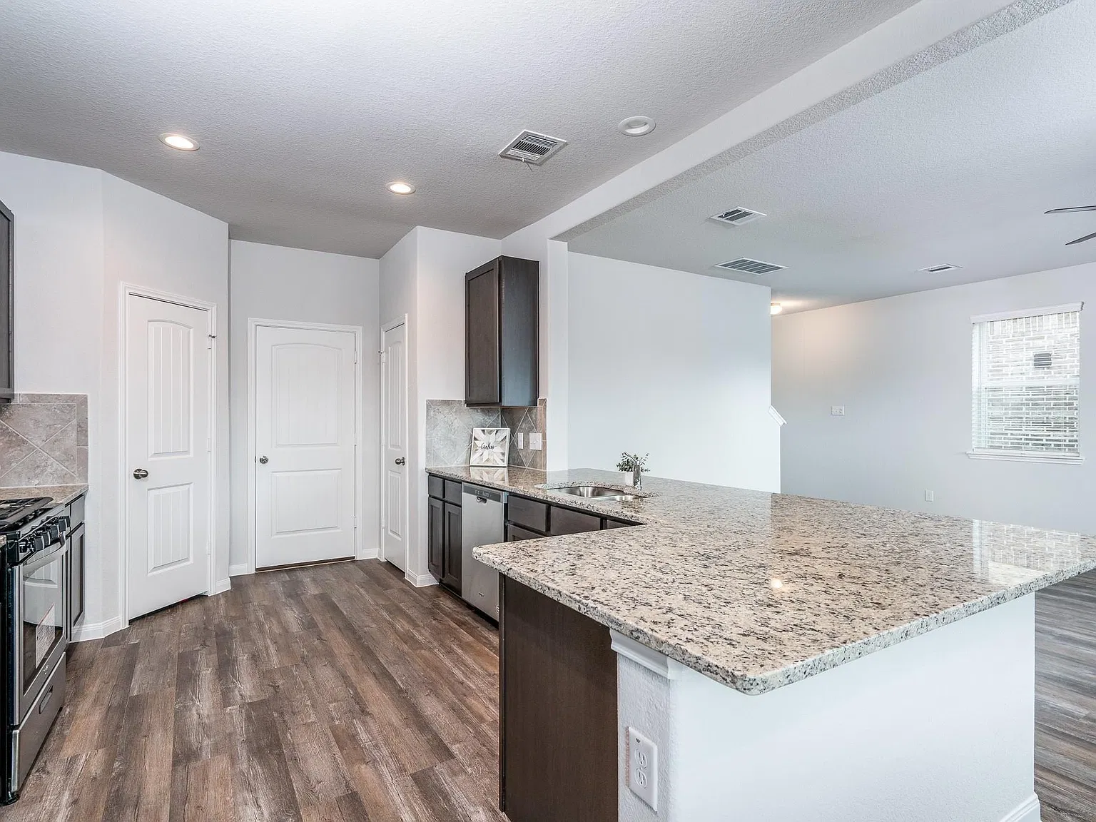 4 bed, 2.5 bath, 2126 sqft, $2,500 — Photo 2