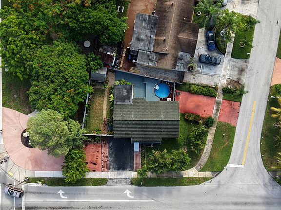 4th image of 1010 SW 6TH Avenue