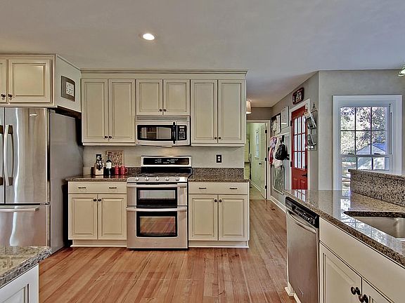 672 Castle Pinckney - kitchen