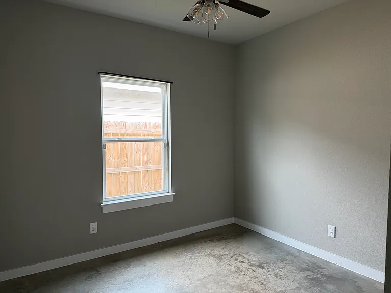 202 E Henderson St — Photo 9