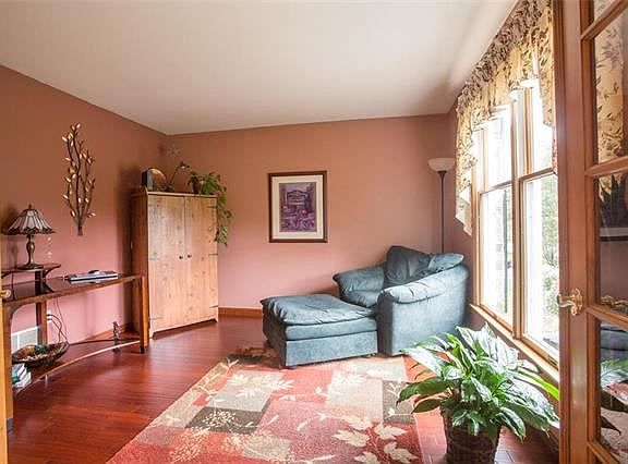 5th image of 830 Maxwell Dr