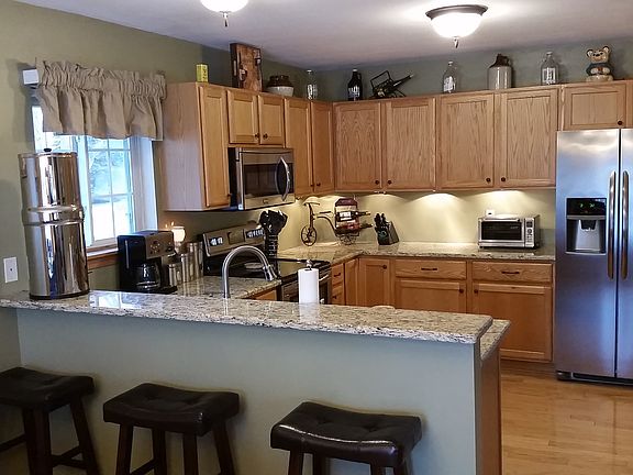 Kitchen with breakfast bar