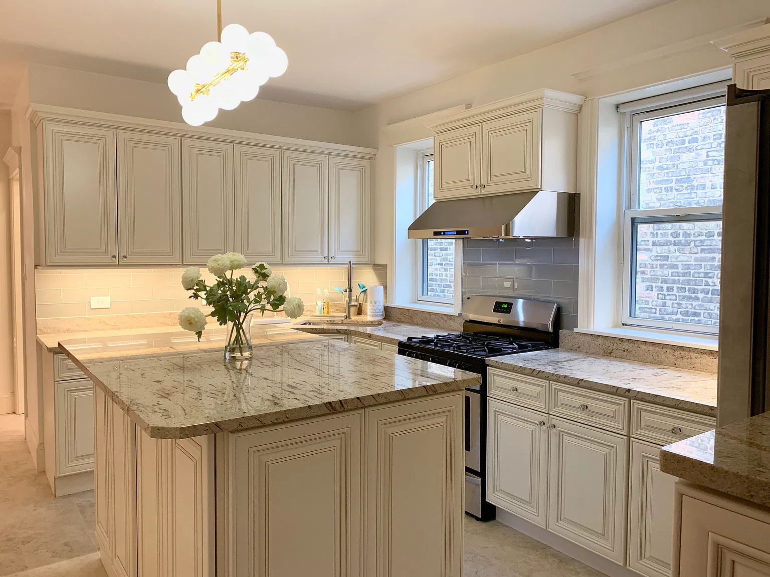 2 bed, 850 sqft, $3,900 — Photo 1