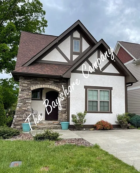 17 Tudor Way — Photo 1