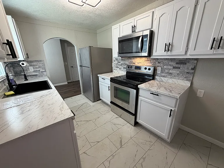 530 N Broadway St — Photo 12