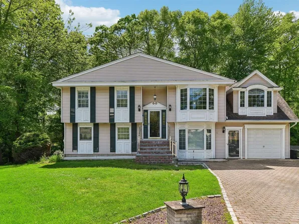 4 Ponds Edge Court, Huntington Station, NY 11746