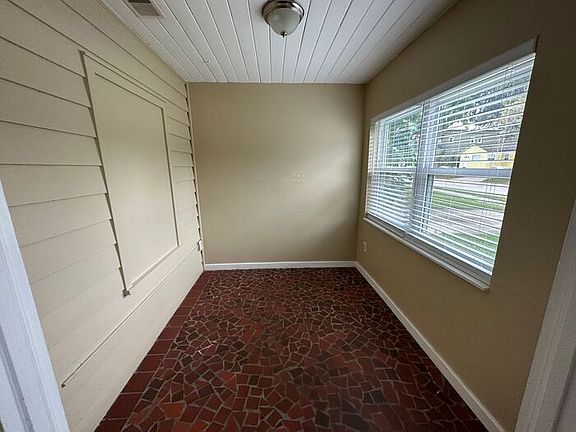 5th image of 1633 E Livingston St