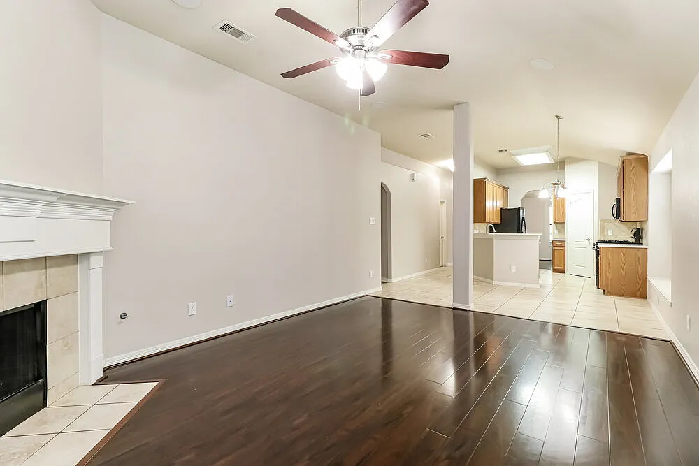 3 bed, 2.0 bath, 1498 sqft, $1,755 — Photo 4