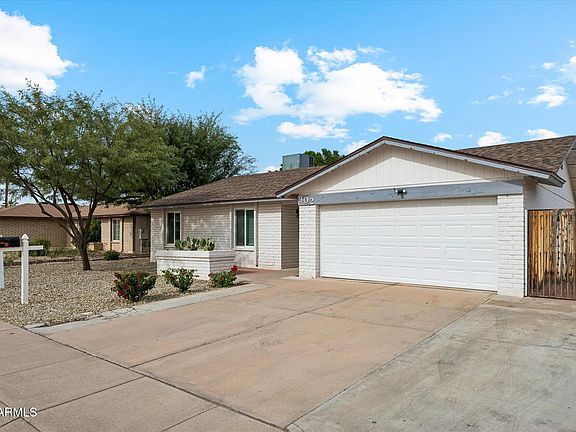 2nd image of 902 W BARROW Drive