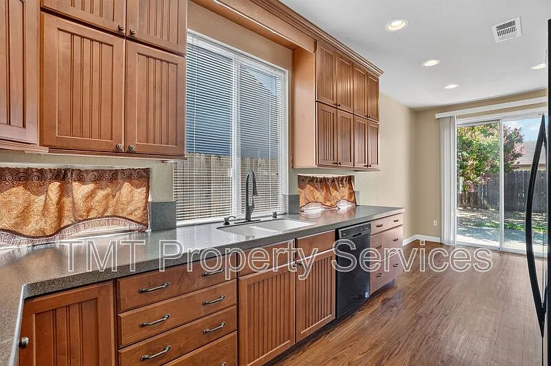 3 bed, 2.0 bath, 1626 sqft, $2,750 — Photo 2