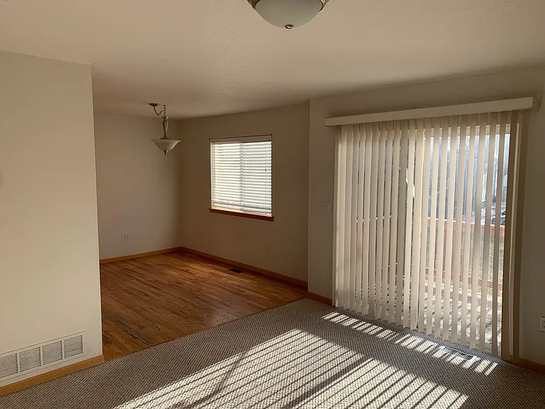991 Winona Cir — Photo 3