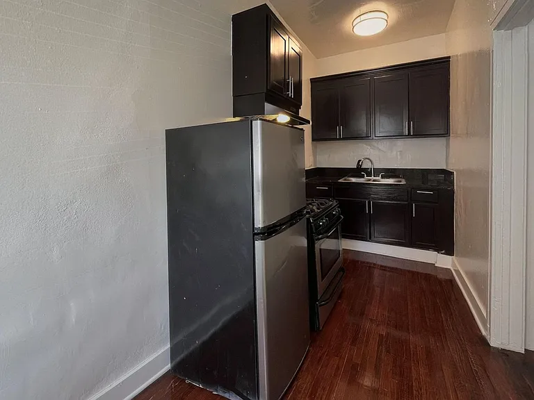 CT2 - Catalina Apts — Photo 9