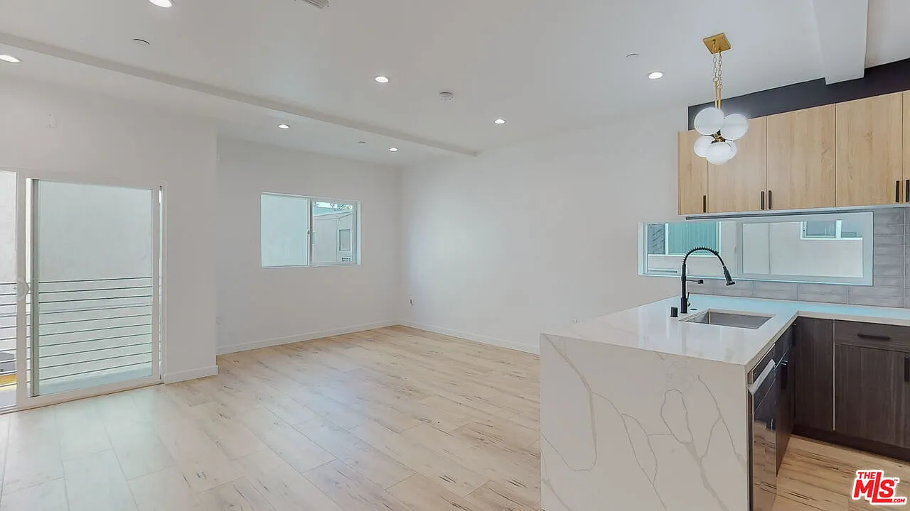 3 bed, 1550 sqft, $3,461 — Photo 3