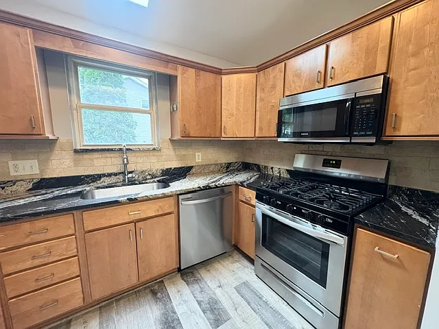 826 River Dr — Photo 3