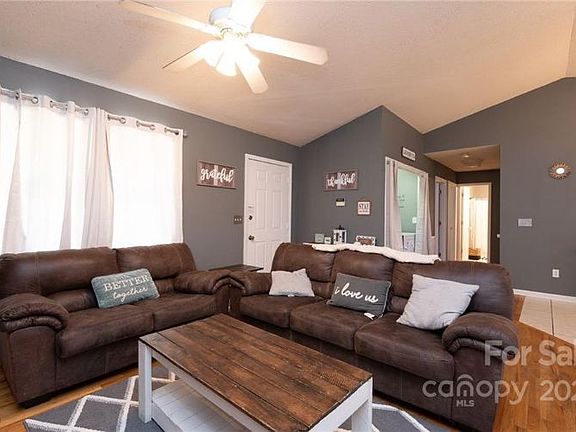 4th image of 221 Taylor Cir