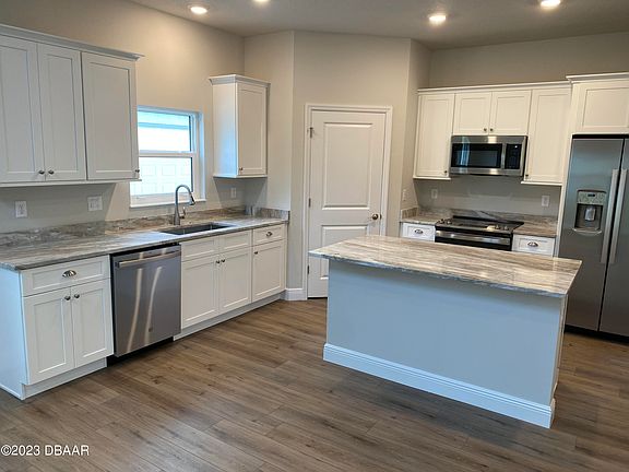 3rd image of 551 Venetian Palms Blvd