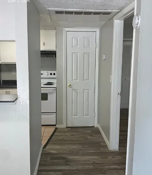 120 E 17th St #18 — Photo 10
