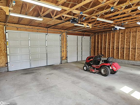 4th image of 113 Summer St