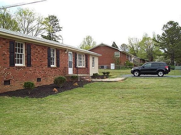 3rd image of 1370 Deas St