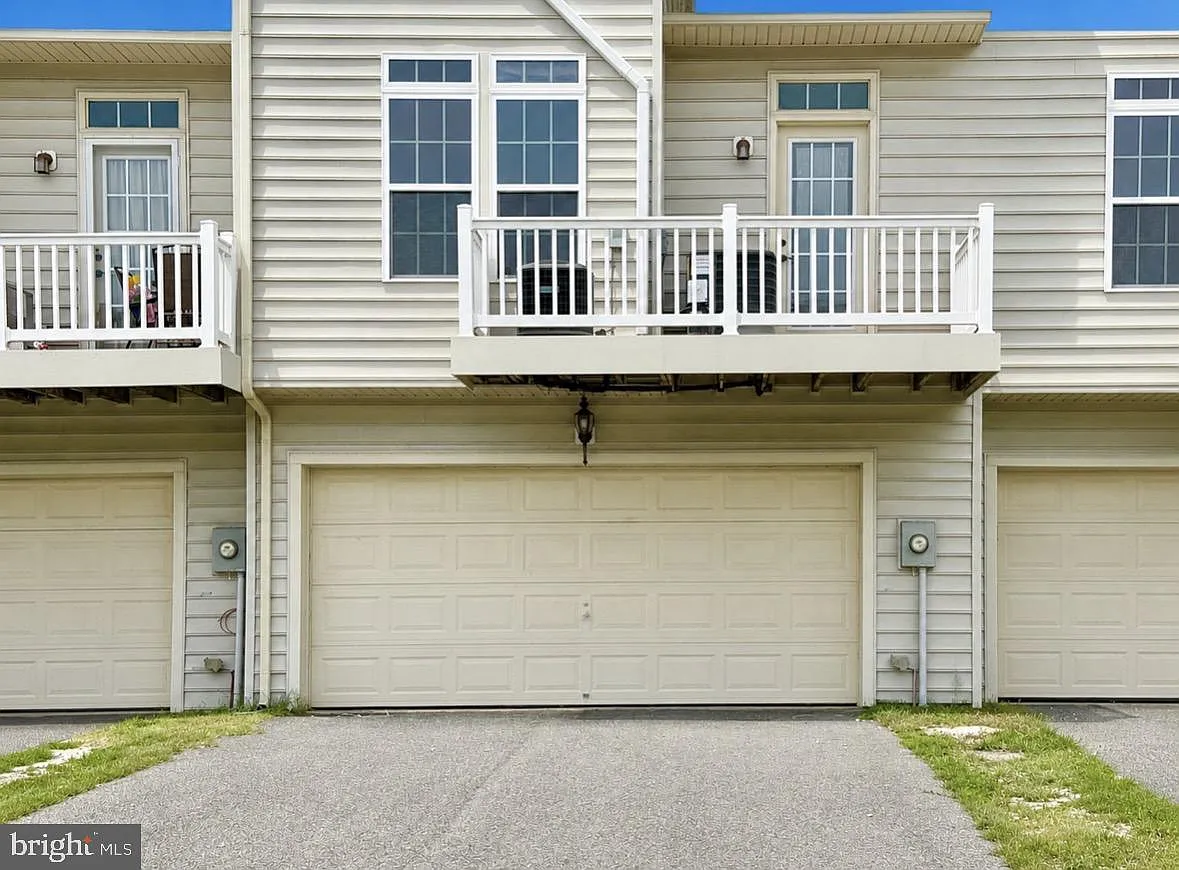 4 bed, 2.5 bath, 2100 sqft, $2,100 — Photo 2