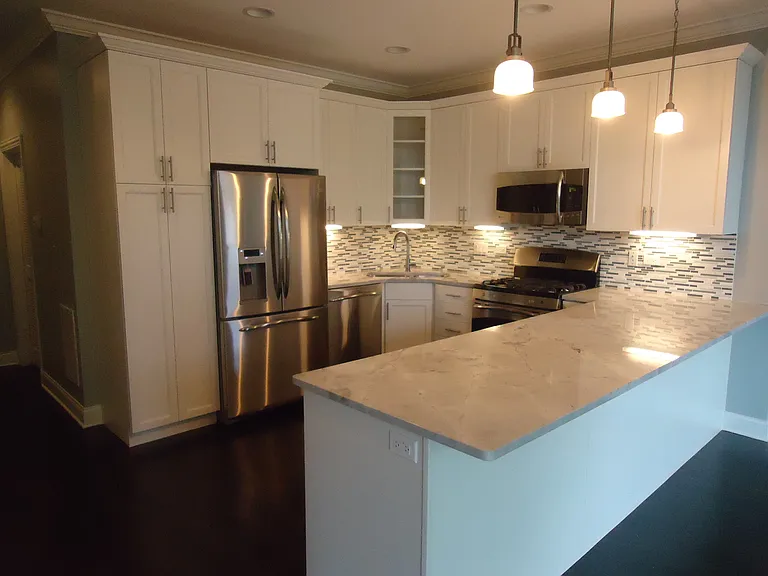 3342 N Southport Ave — Photo 3