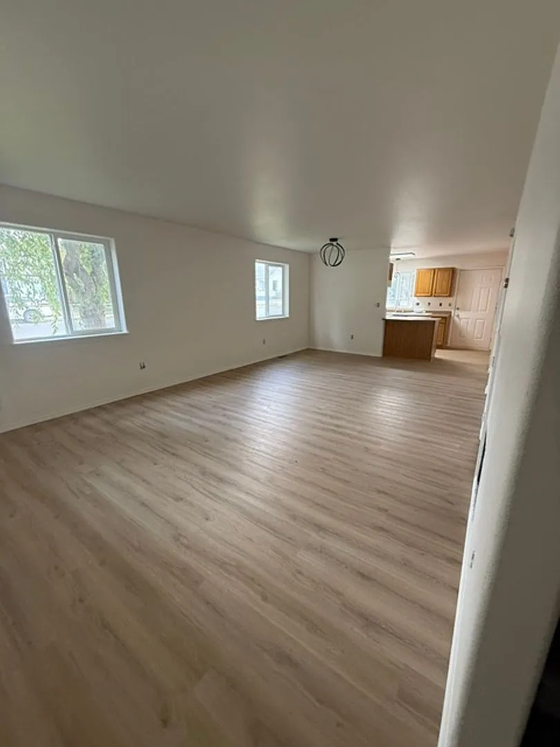 100 E Miller Ave — Photo 2