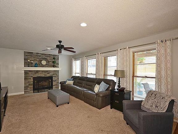 4th image of 1013 White Oak Ln