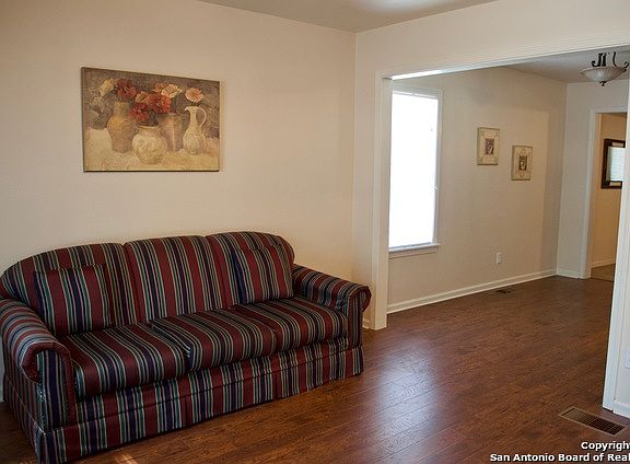4th image of 559 Jennings Ave