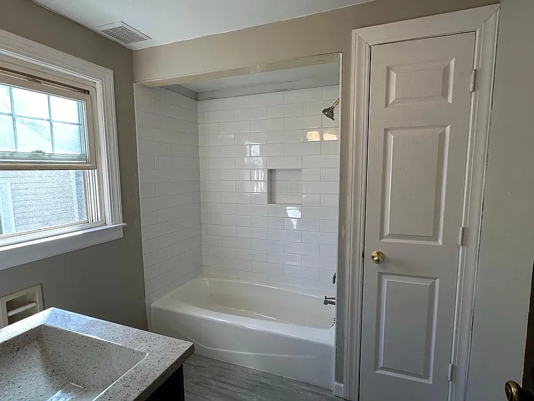700 Iona Ave — Photo 18