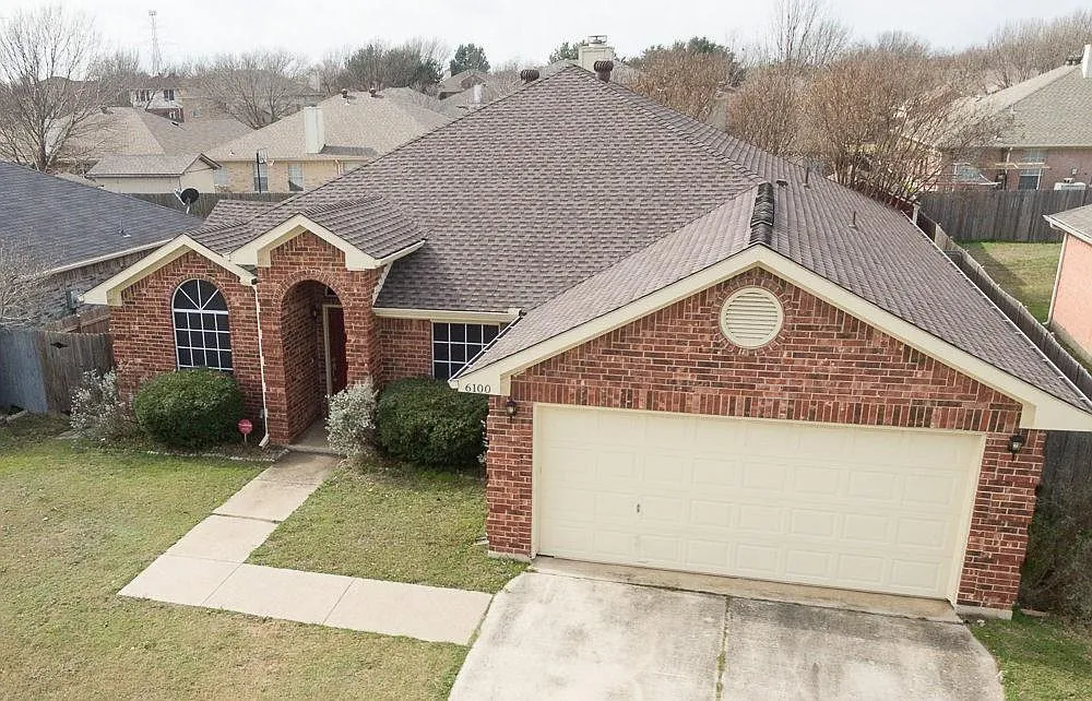 4 bed, 2400 sqft, $2,300 — Photo 2