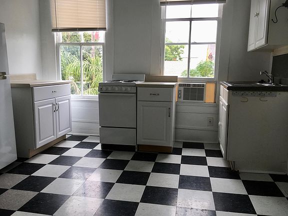 Large kitchen w/big bright windows, 10' ceilings, new cabinets/countertops, ceiling fan.