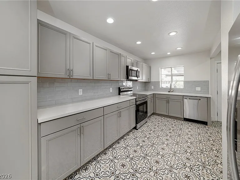 1140 Hillside Pl — Photo 10