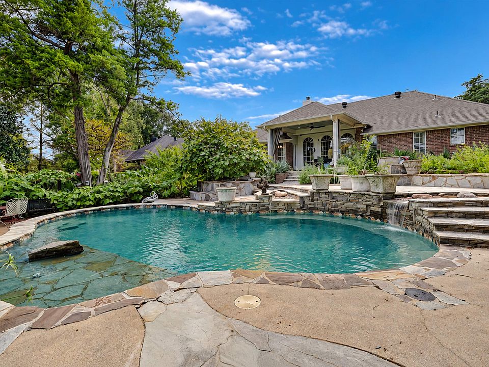 1st image of 19089 Greenleaf Dr