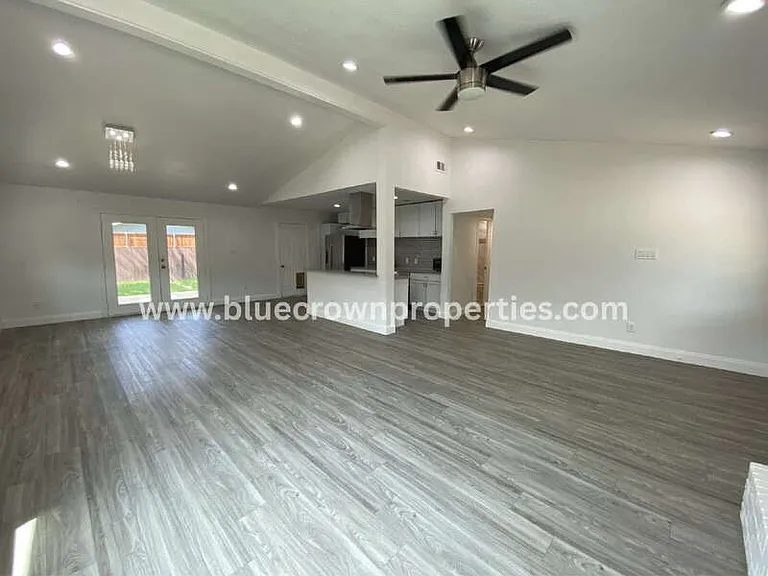3035 Townsend Dr — Photo 4