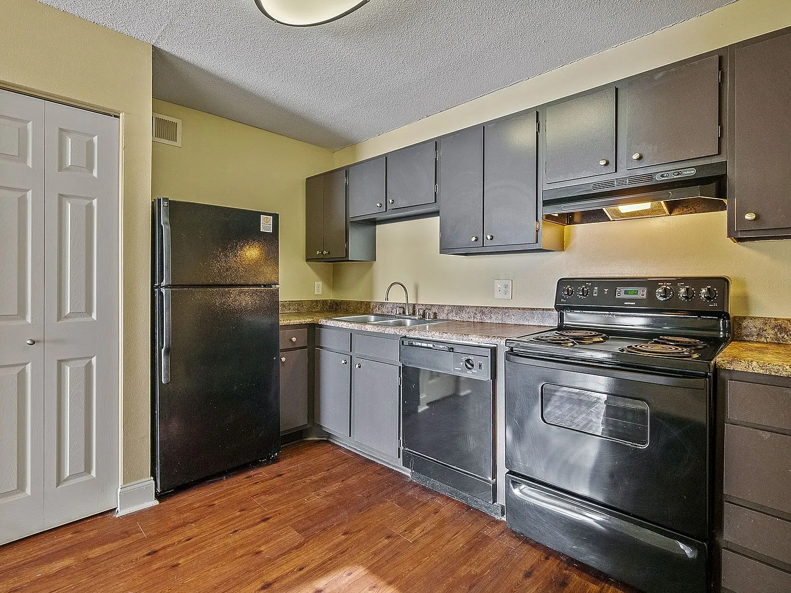 5th Avenue Apartments — Photo 2