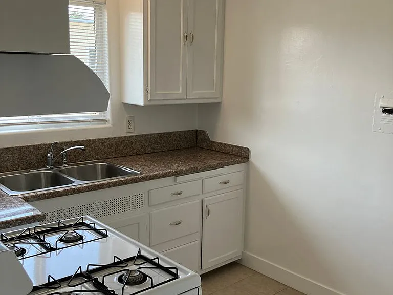 1935 Cloverfield Blvd — Photo 24